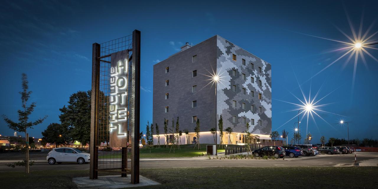 Hotel The Cube Фіденца Екстер'єр фото